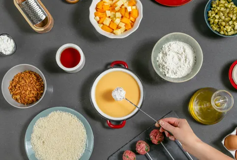 Hacer las brochetas y freír