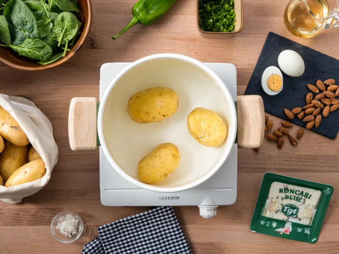 Lavar las espinacas y las patatas