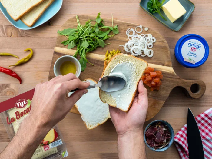 Untar la crema de queso