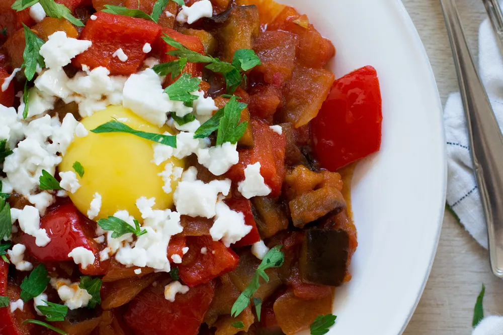 Pisto con huevo y queso fresco emplatado