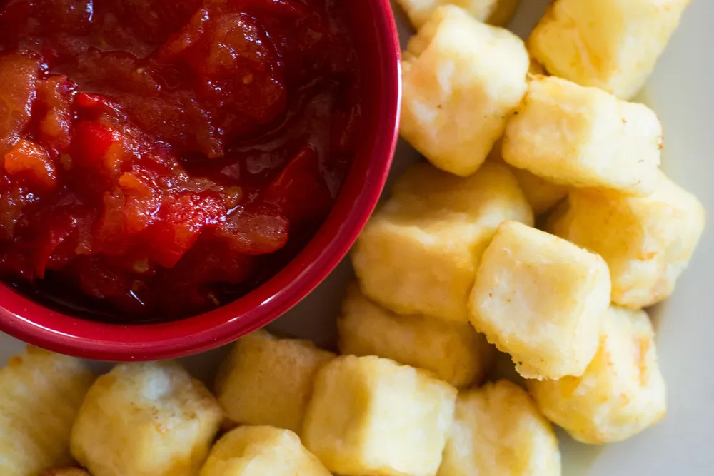 Queso frito con mermelada de tomate