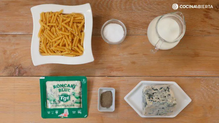 Ingredientes para la Pasta con salsa azul en una mesa