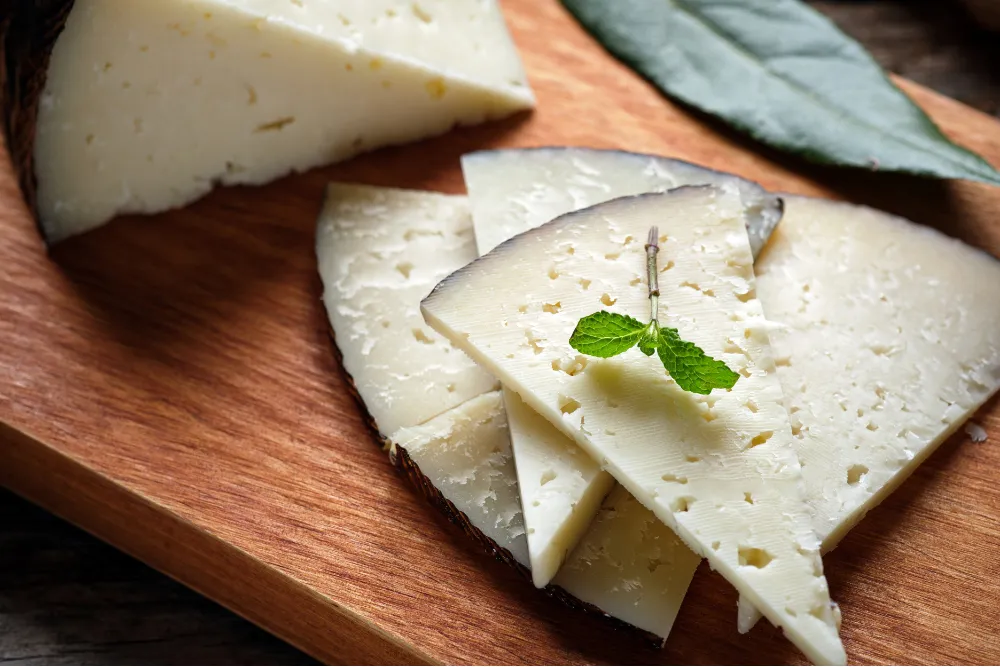 Manchego de oveja cortado en trozos