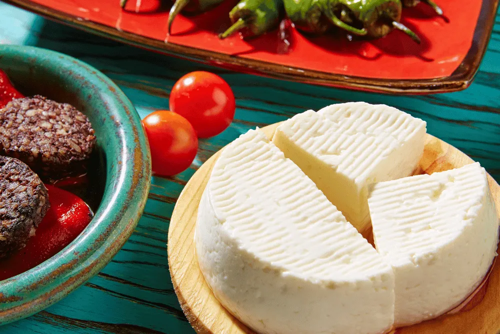Queso de burgos junto a otros platos
