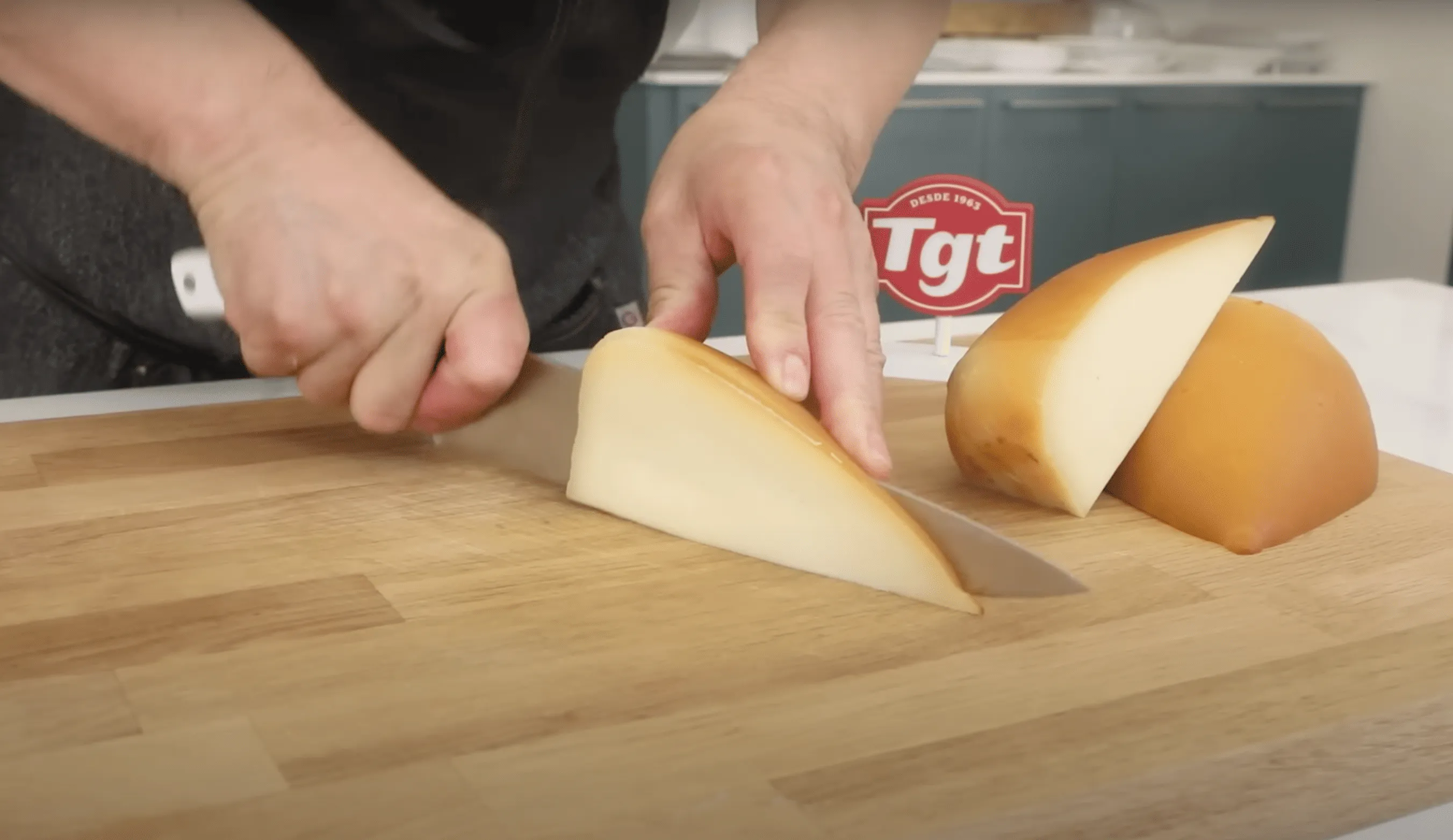 Corte del queso para preparar cordon bleu.