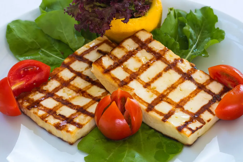 Queso hallumi preparado con ensalada, un tipo de queso griego.